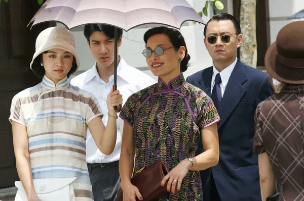 重看《色戒》,四个吸烟镜头,完美诠释出王佳芝的成长与挣扎