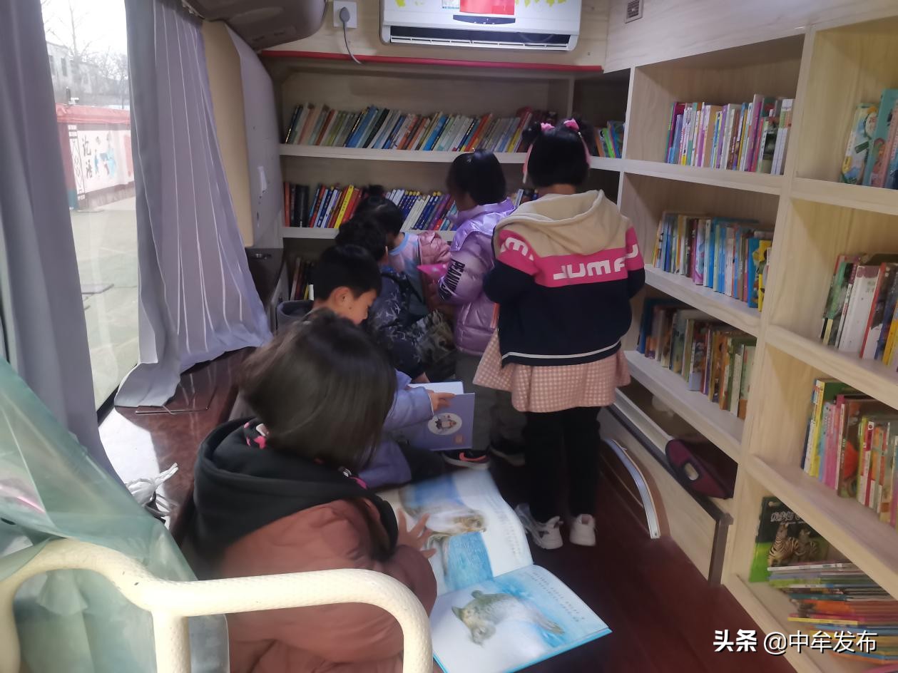 流动图书服务车图片,流动图书车下乡