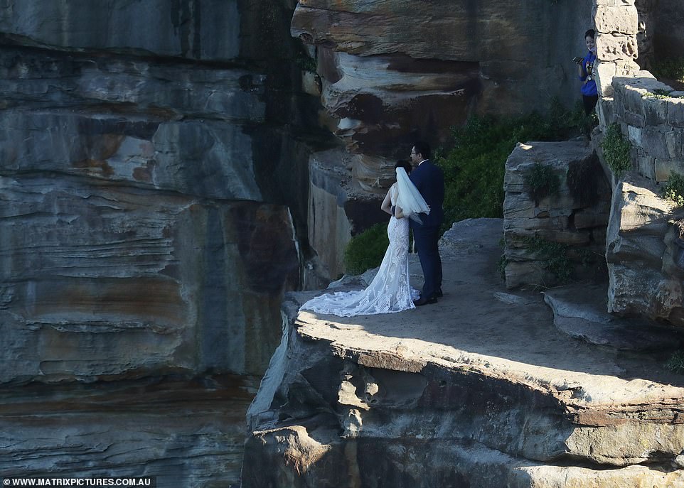 国外夫妻悬崖拍婚纱照,国外拍婚纱照跳崖