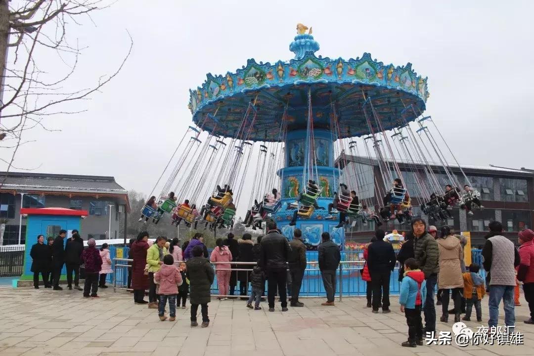 请给孩子们一个幸福的童年,镇雄人送娃娃上学