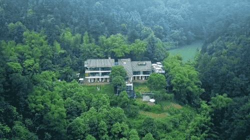 一家四口倾家荡产在山里造房隐居：3年零收入，坚持不通车