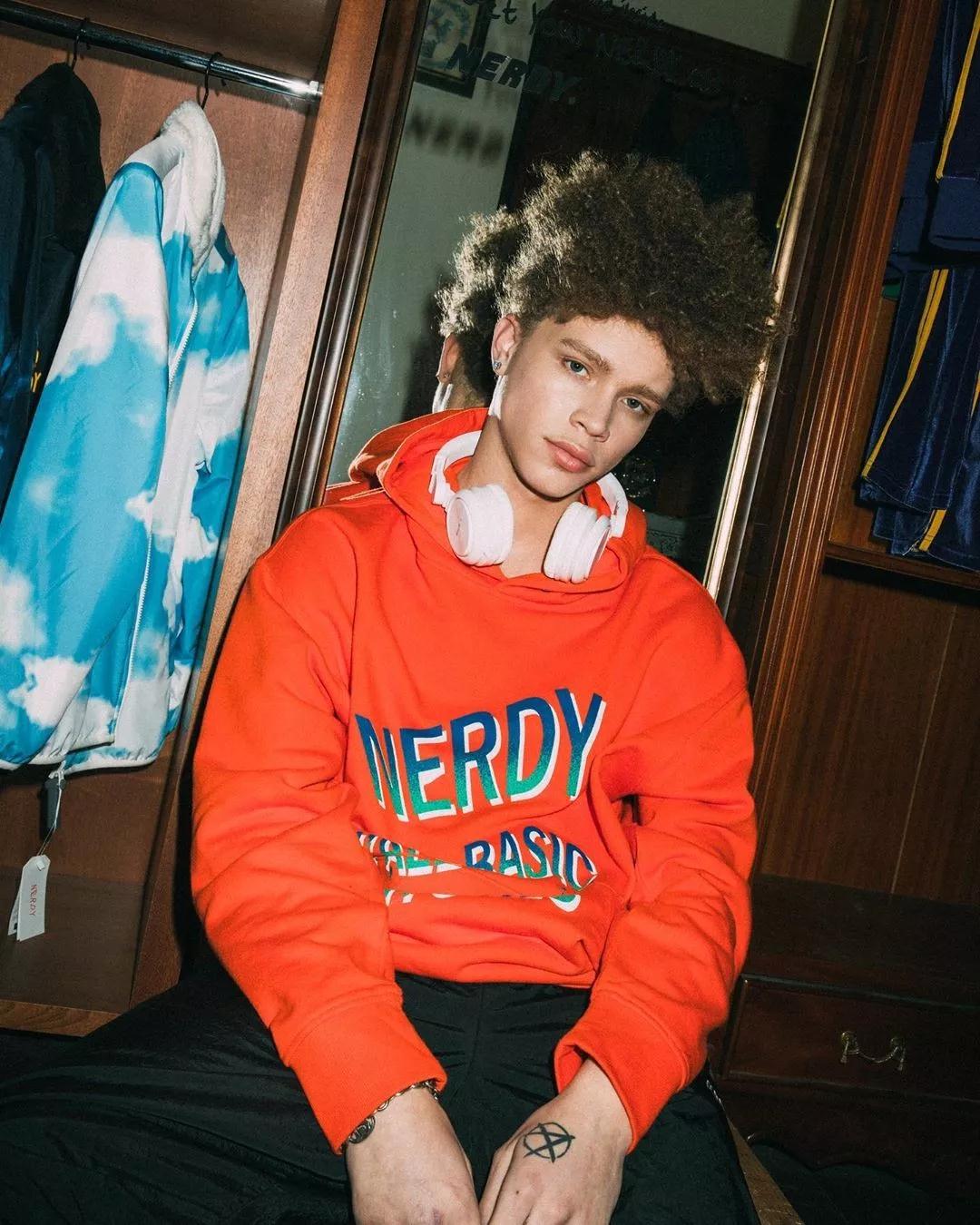 卫衣搭什么好看一点,卫衣搭什么外套显瘦