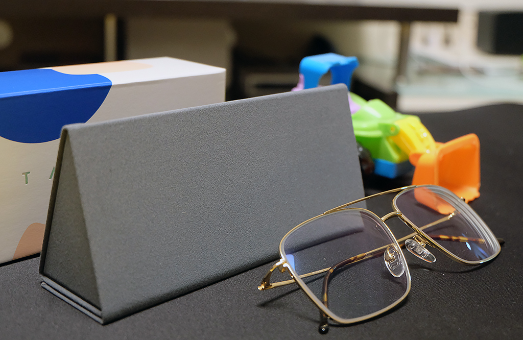 紫外线变色眼镜测评,防紫外线100到500之间眼镜测评