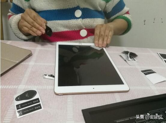 平板贴膜详细教程注意以下几点,怎么看平板贴膜了和没有贴膜