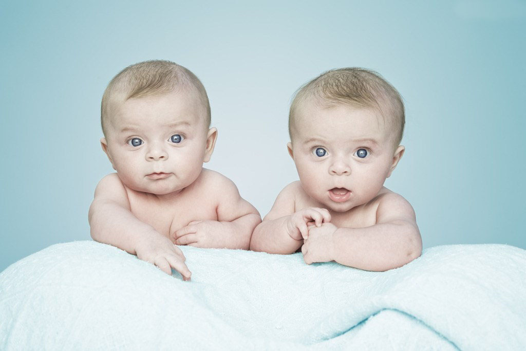 如何一个人独自带双胞胎,一个人带双胞胎日常的生活