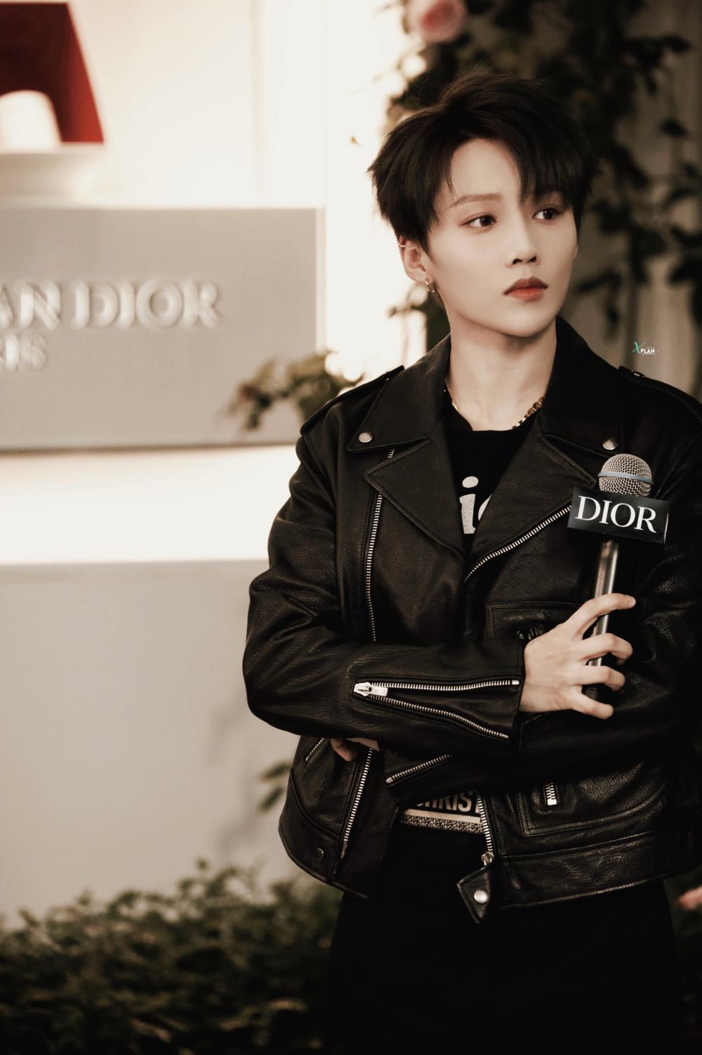 李宇春和刘雨昕私下关系,李宇春刘雨昕穿裙子