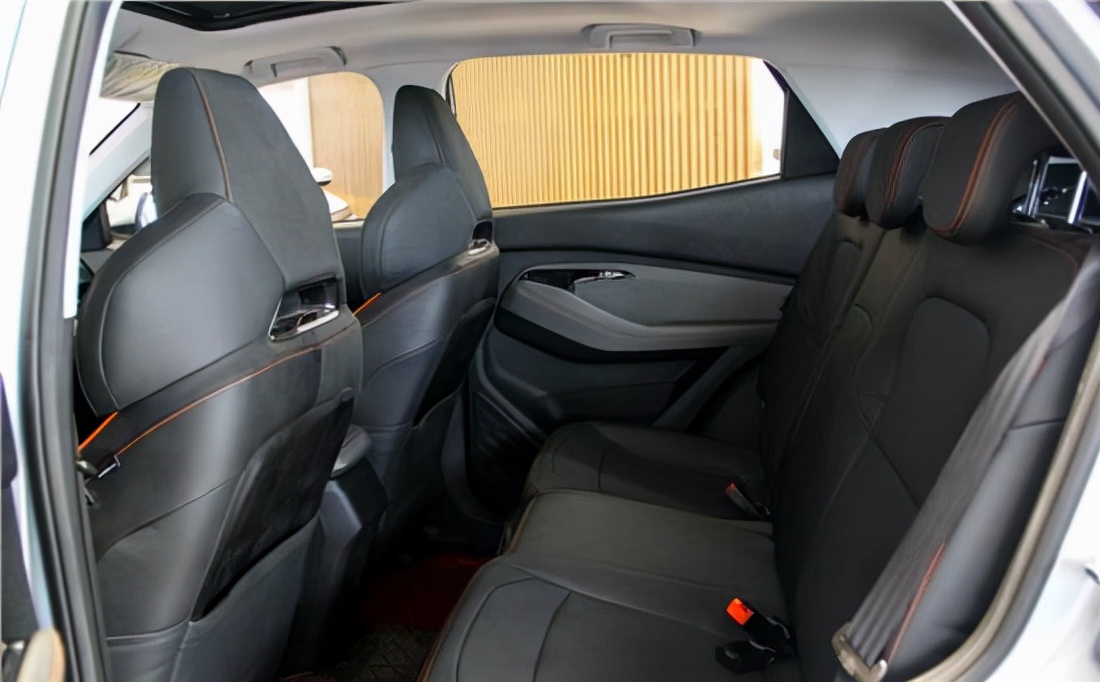 宝骏rs3裸车价5万内饰,宝骏rs-3落地多少钱