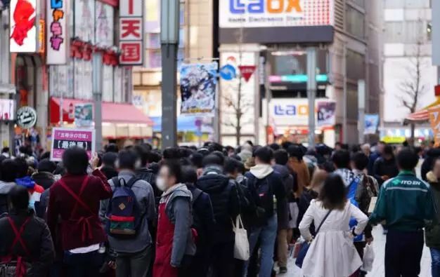 宅男们的福利，五等分的新娘举办情人节活动，蛋糕想带回去纪念