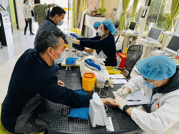 由*党**总支书记带头,他们为爱撸起袖子→