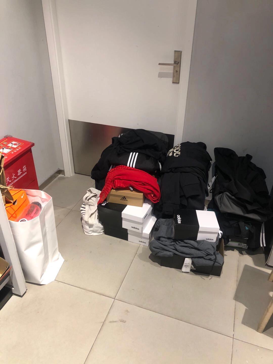 在哪里买耐克阿迪便宜正品,现在耐克阿迪的专卖店都打折了吗