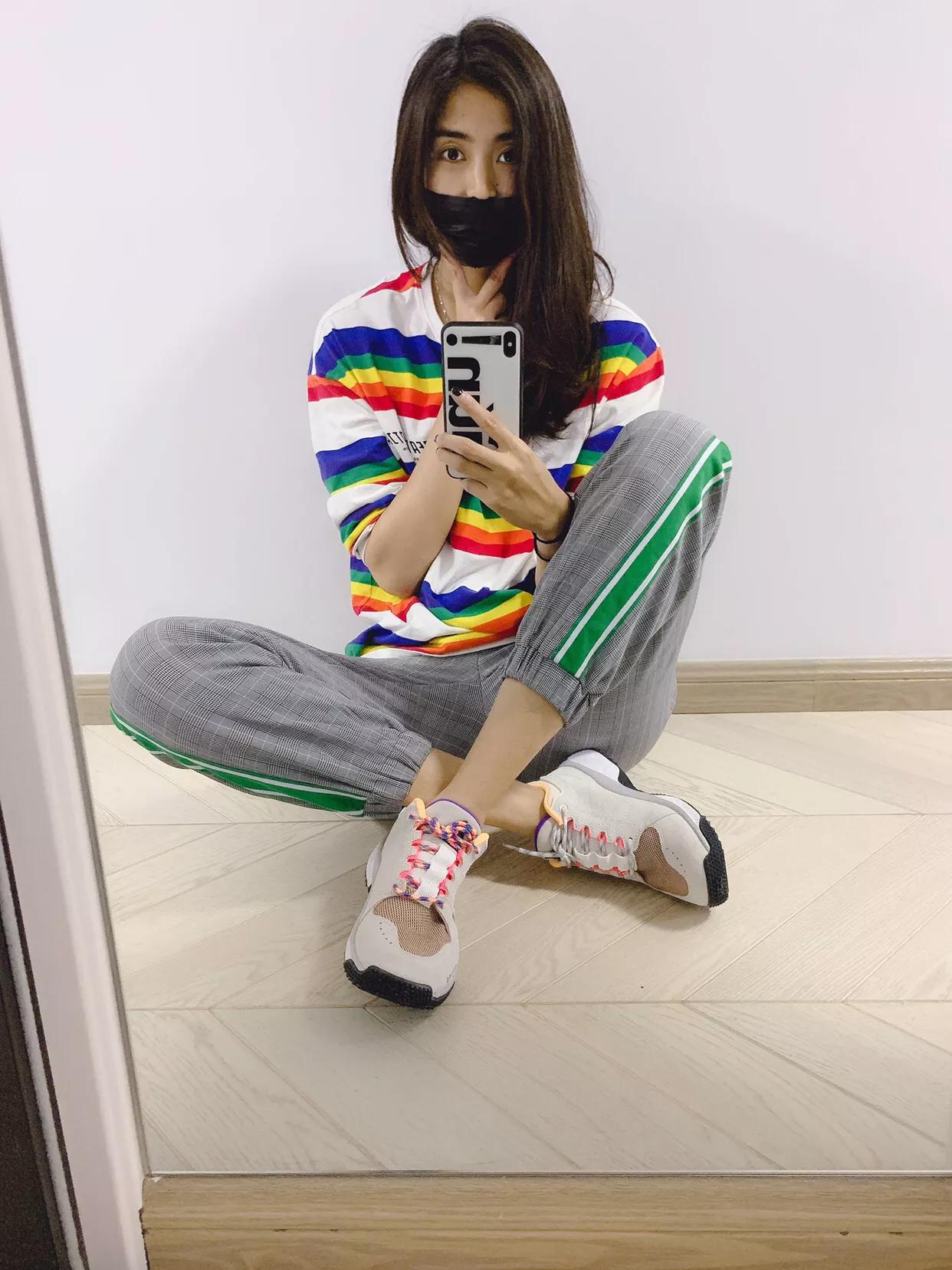 最美门将光脚坐地上，为球迷签名送礼物，卧室朴素，手上纹身亮眼