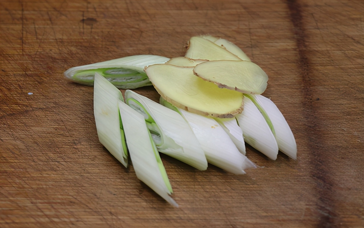 猪肝好吃但难卤,不要直接下锅,记住2个小技巧,鲜嫩不老无腥味