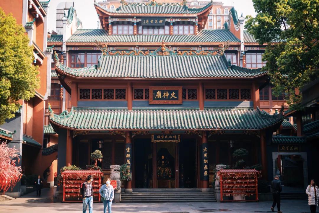 把繁华踩在脚下,将吃喝囊括周边。去长沙要住地标里