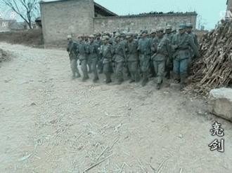 八路军穿上鬼子的防化服骗过鬼子,八路军穿着日本军装骗过鬼子