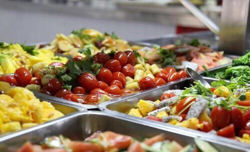 高校食堂大妈遭质疑,高校食堂打菜阿姨穿衣引争议