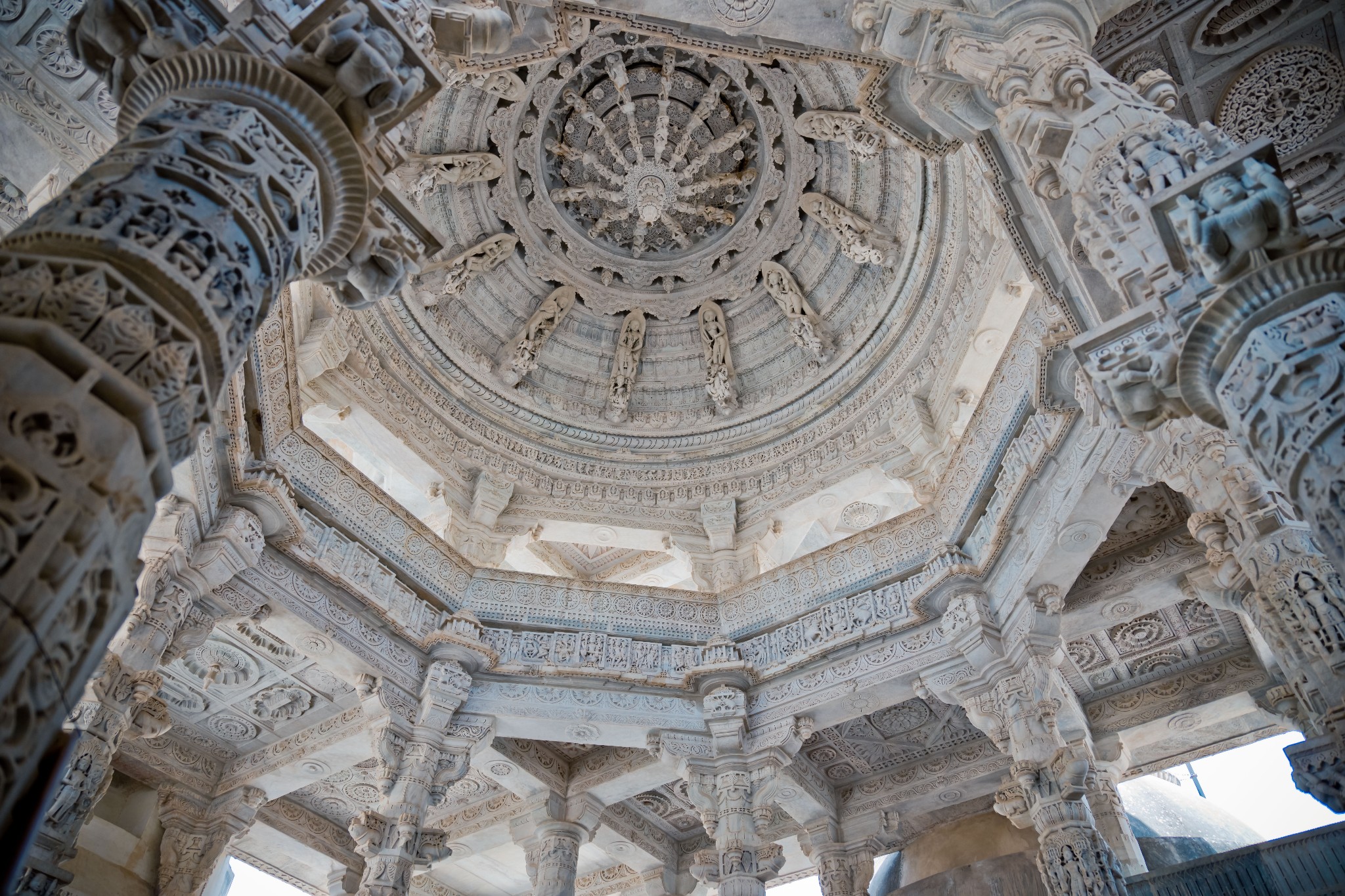 一根悬空的石柱，支撑整座古庙数百年不倒，不受引力影响