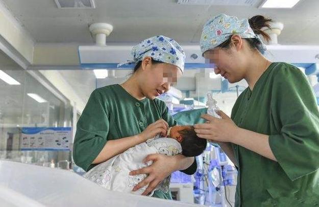 胎儿心疼妈妈的三个表现,胎儿深爱妈妈的表现