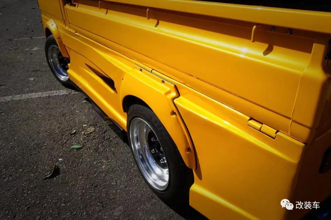 中置四驱五速手动的双门超跑,今晚我在秋名山等你