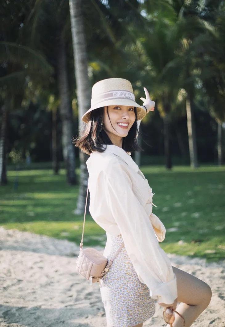 赵丽颖夏日装扮,夏日草帽赵丽颖