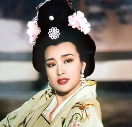 李佳琦没骗人！4万件粉底1晚卖断货，好用到连说8个omg