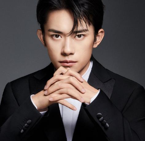 阿玛尼美妆二十周年，代言人易烊千玺开启您的变美之旅