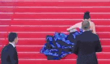 假摔、穿薄纱，修图滤镜到失真：女星们用力过猛的红毯瞬间