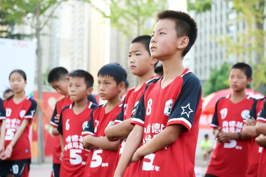 小小的足球装着美好的童年和梦想,小小足球承载着孩子的欢乐与梦想