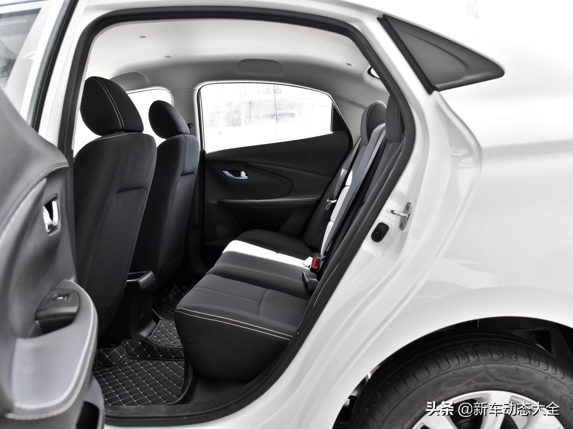 价格便宜还好停车,保养成本低油耗低,实拍悦翔