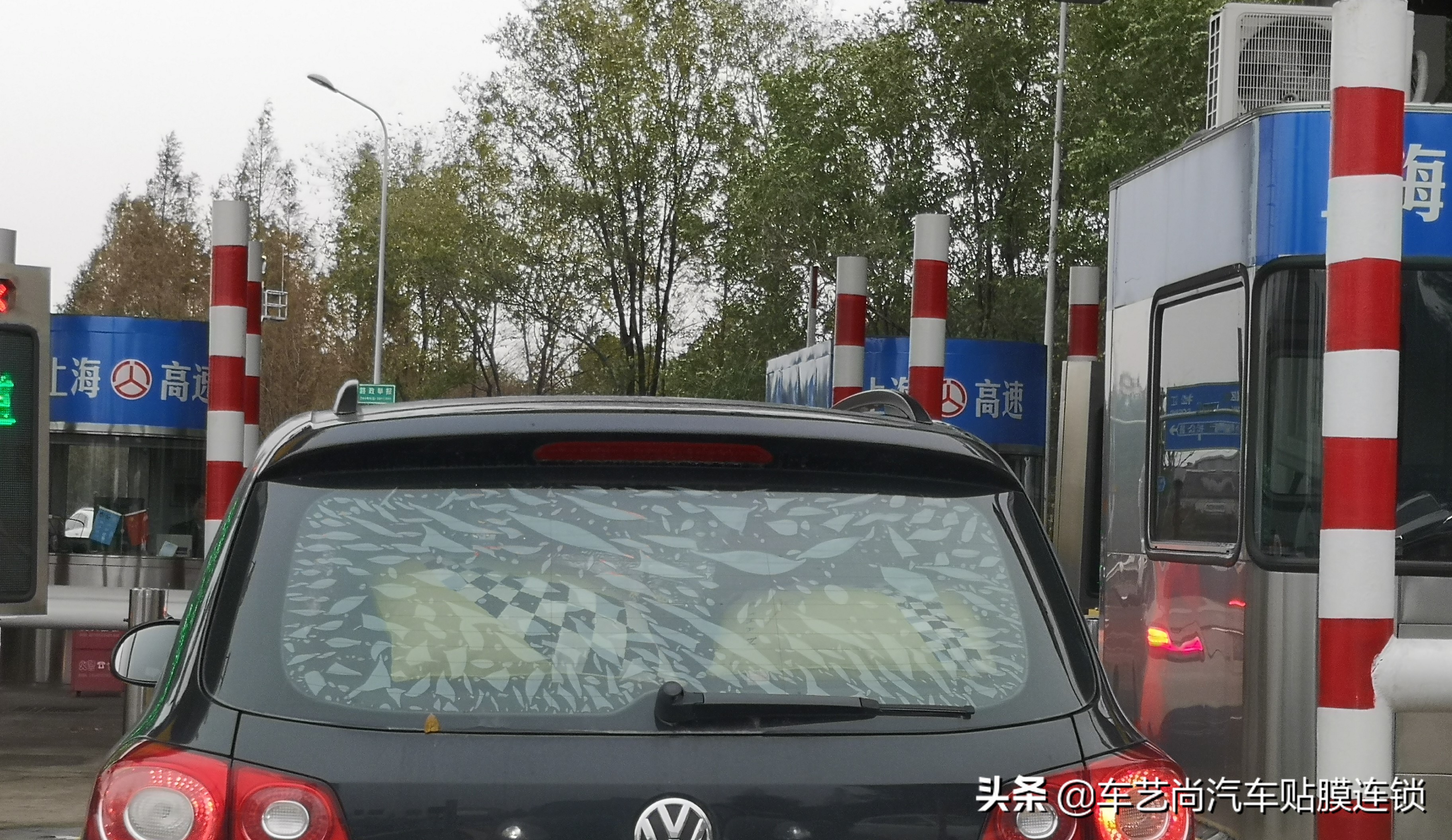 汽车贴膜起泡能通过年审吗,汽车玻璃贴膜起泡了还能修复吗