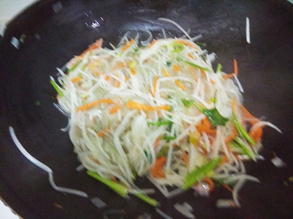 大厨教绿豆芽凉拌,大厨凉拌豆芽减脂餐做法