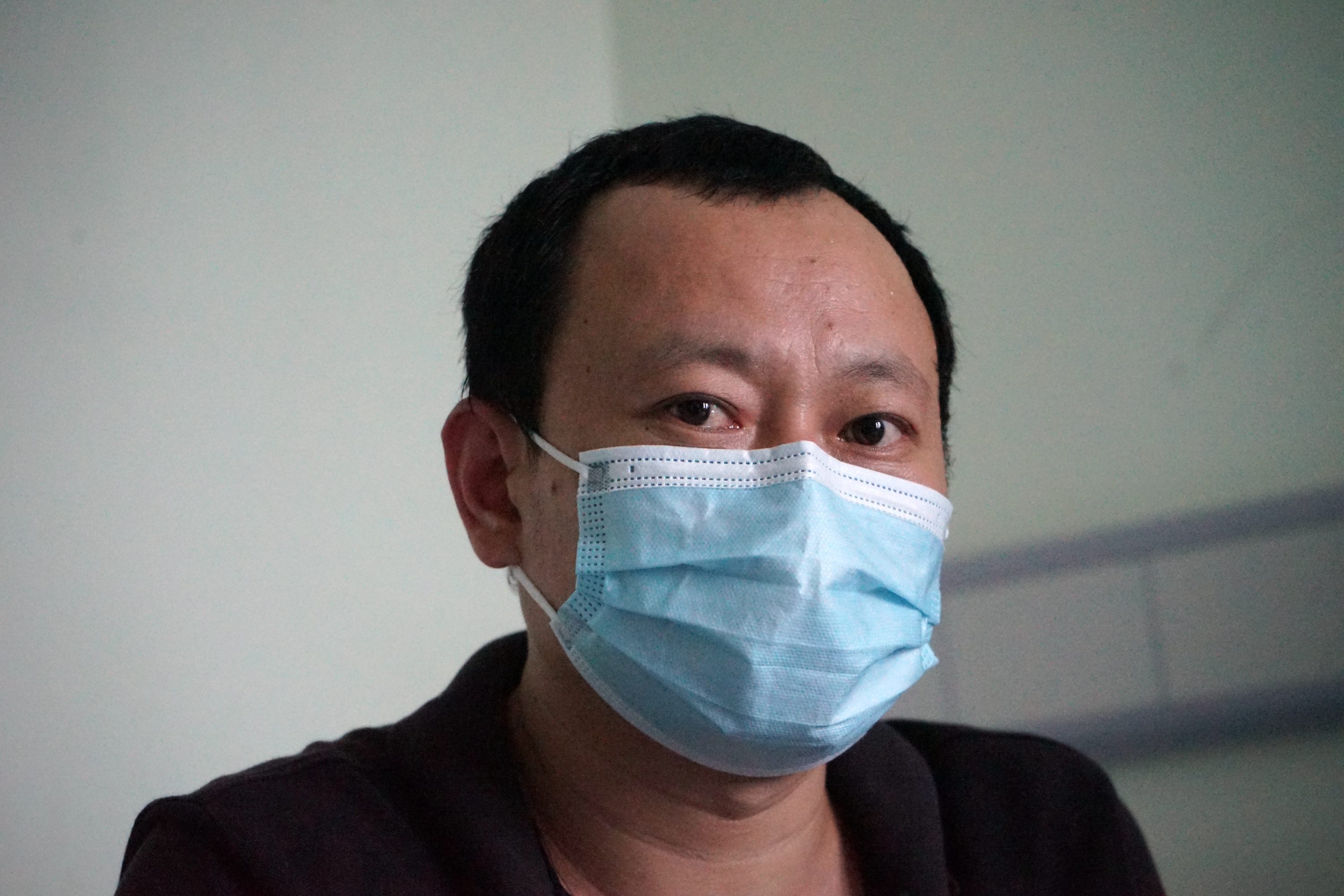 湖北4岁女孩生病致脸部毁容，需“割肉”治疗，爸爸门外放声大哭