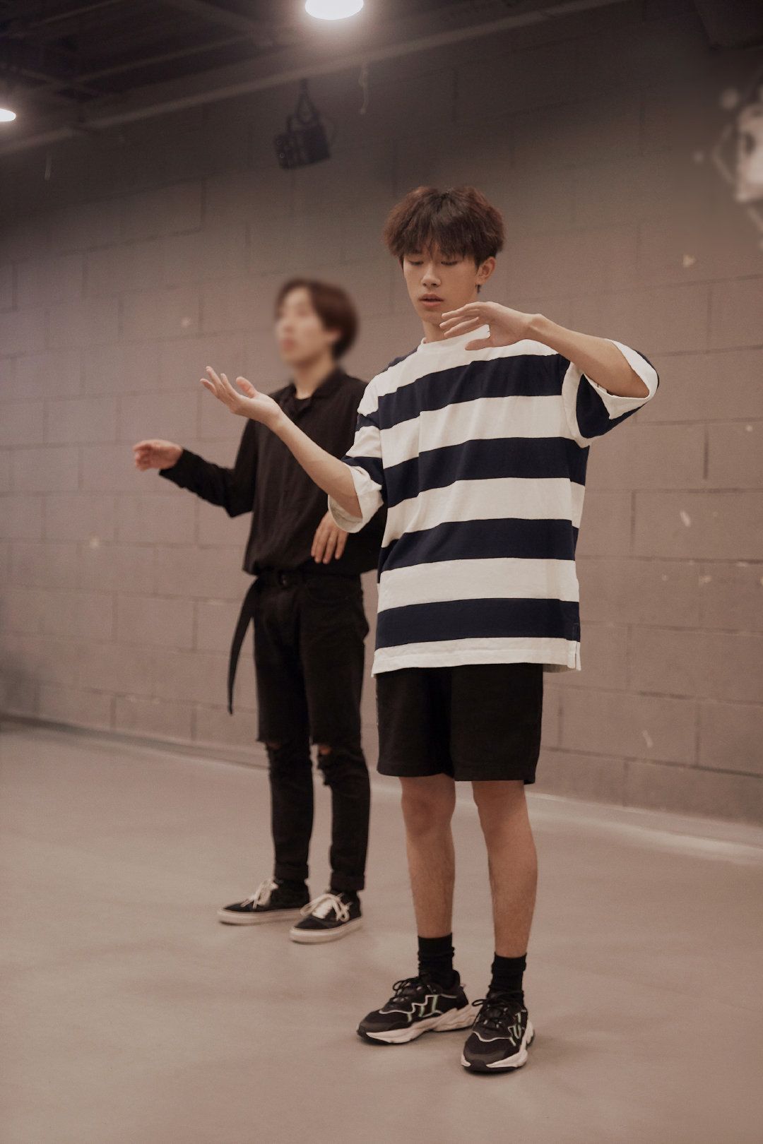 肖战和易烊千玺谁最火,易烊千玺和蔡徐坤谁火