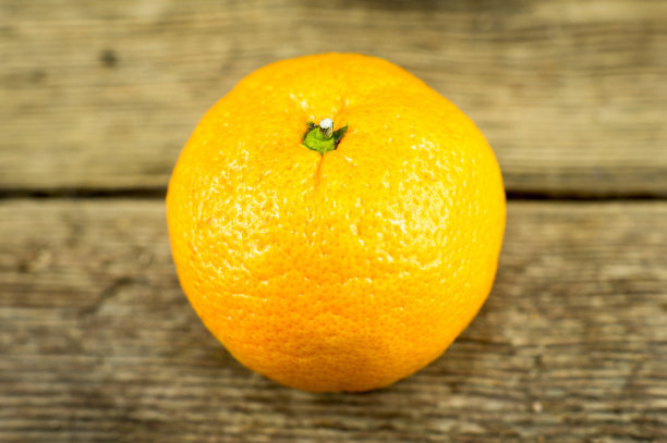 怎么样吃橘子的小技巧,又到了吃橘子的季节学会4个技巧