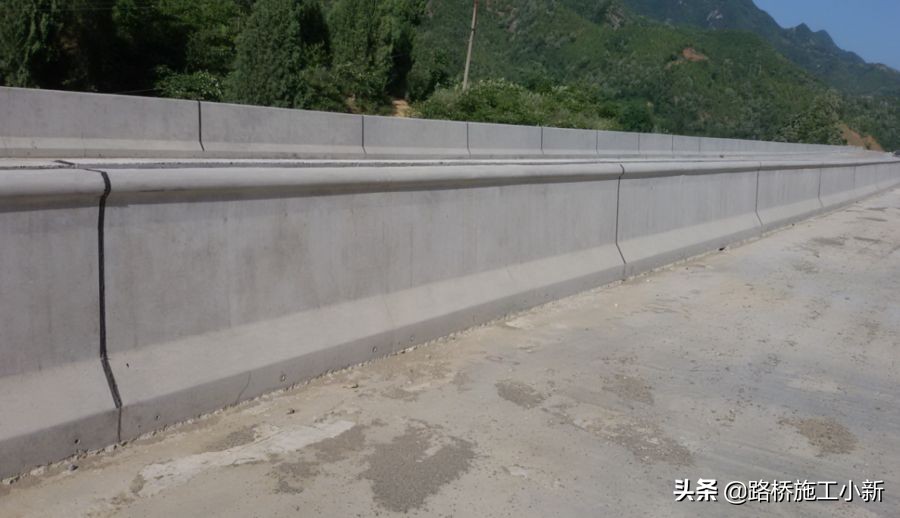 混凝土中间防撞护栏施工图纸,混凝土防撞护栏施工方案