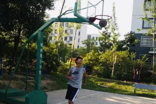 励志00后小伙为参军半年减重70斤,小伙为参军1年减重112斤