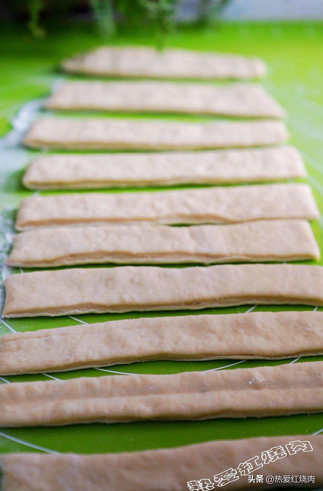 家庭炸油条最简单又好吃的做法,家庭炸油条最简单的做法