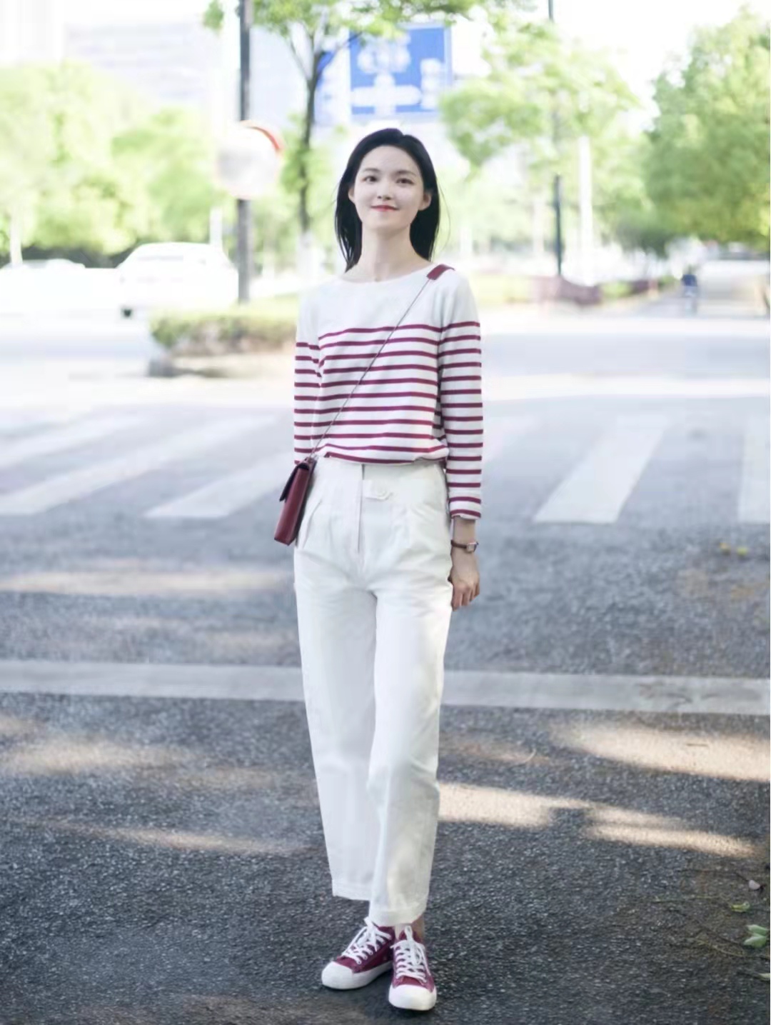 秋天白色裤子配什么颜色上衣好看