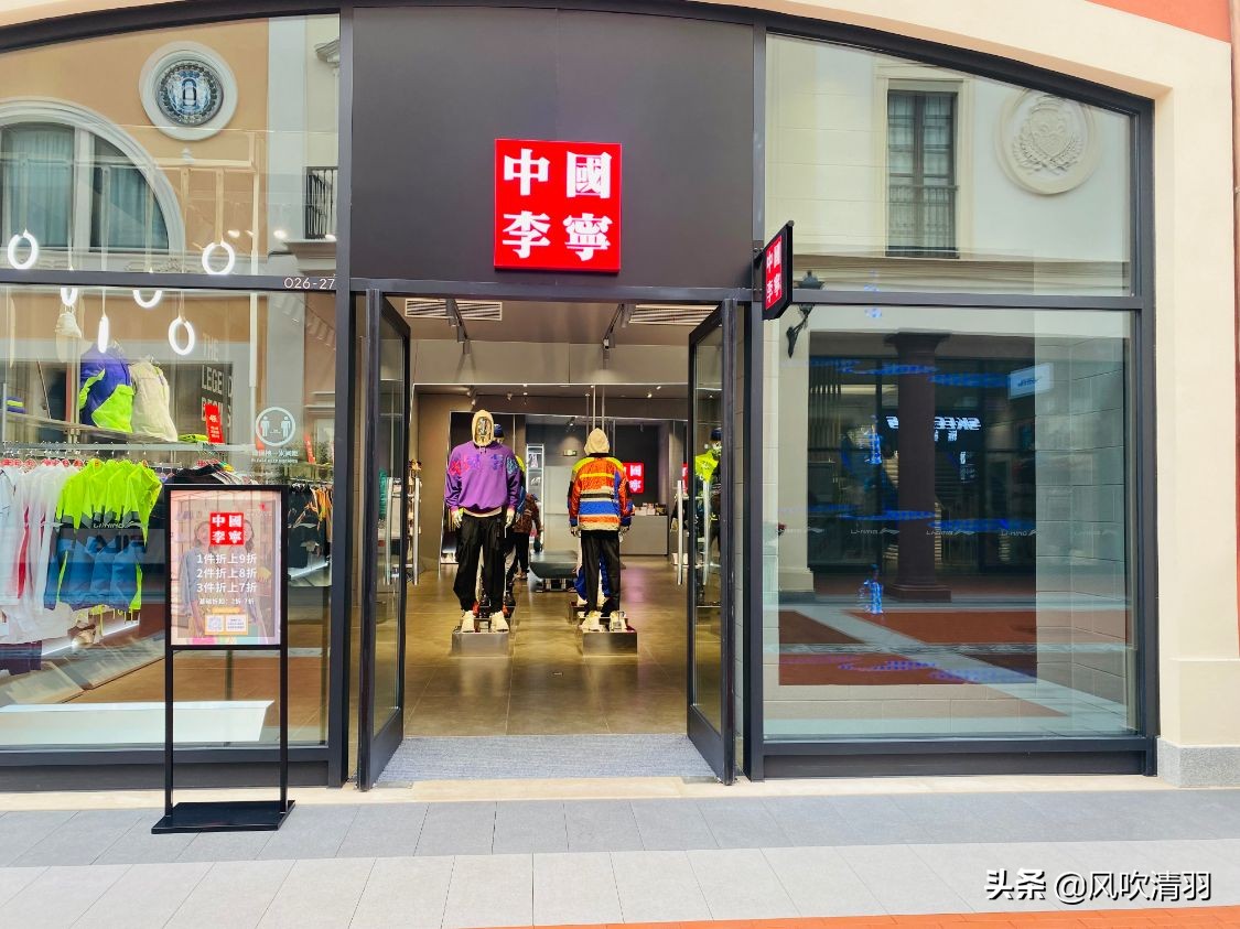 成都一个“意式”小镇火了，购物便宜品牌繁多，3500个免费停车位