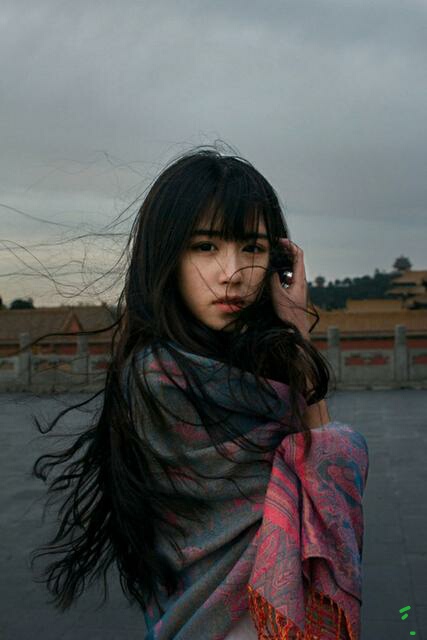 上联：随风漫步走，佳人飘逸似春柳。下联：？请友赐联