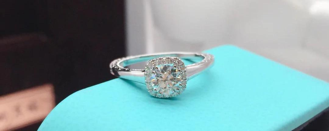 手机灯光鉴别钻石戒指真假,怎样识别彩金戒指钻石真假