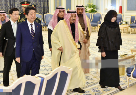 日本第一夫人也这么拼?大冬天光腿穿大衣,结束访问回东京太闪耀