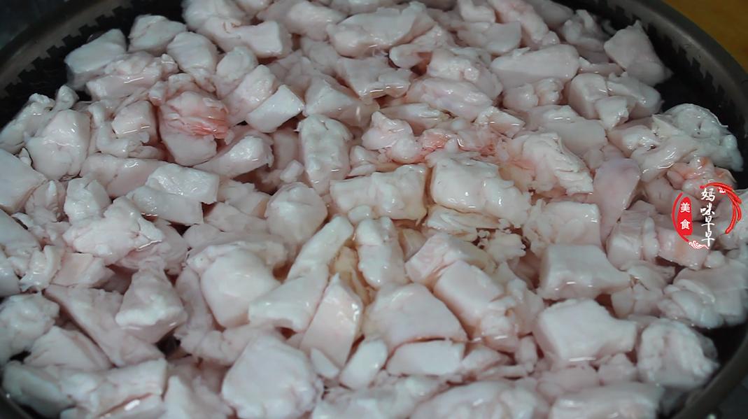 熬猪油放两碗水,熬猪油熬到什么程度加葱姜