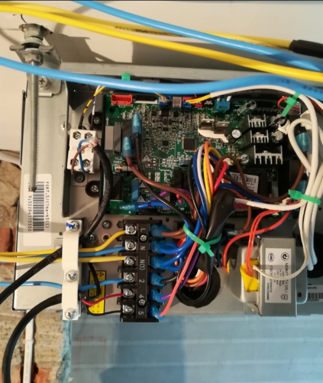 空调挂机温度传感器坏了不制冷,空调内机不亮是交流接触器坏吗