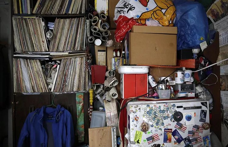 老人囤积癖怎么破,老人家收藏老物件舍不得扔