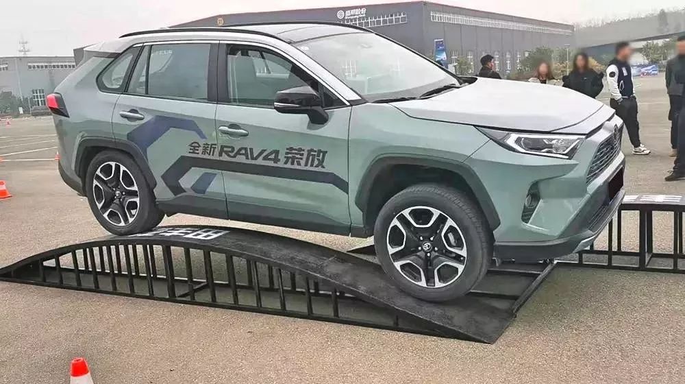 场地越野体验,新rav42.0四驱爬坡