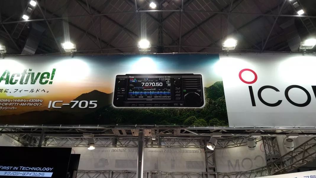 这款便携式HF/VHF/UHFSDR业余无线电台IC-705亮相了