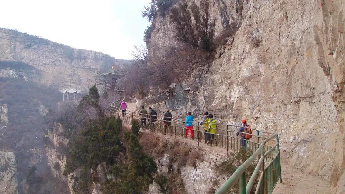 在山里迷路遇到狐狸,在山里迷路遇到了好漂亮的小姑娘