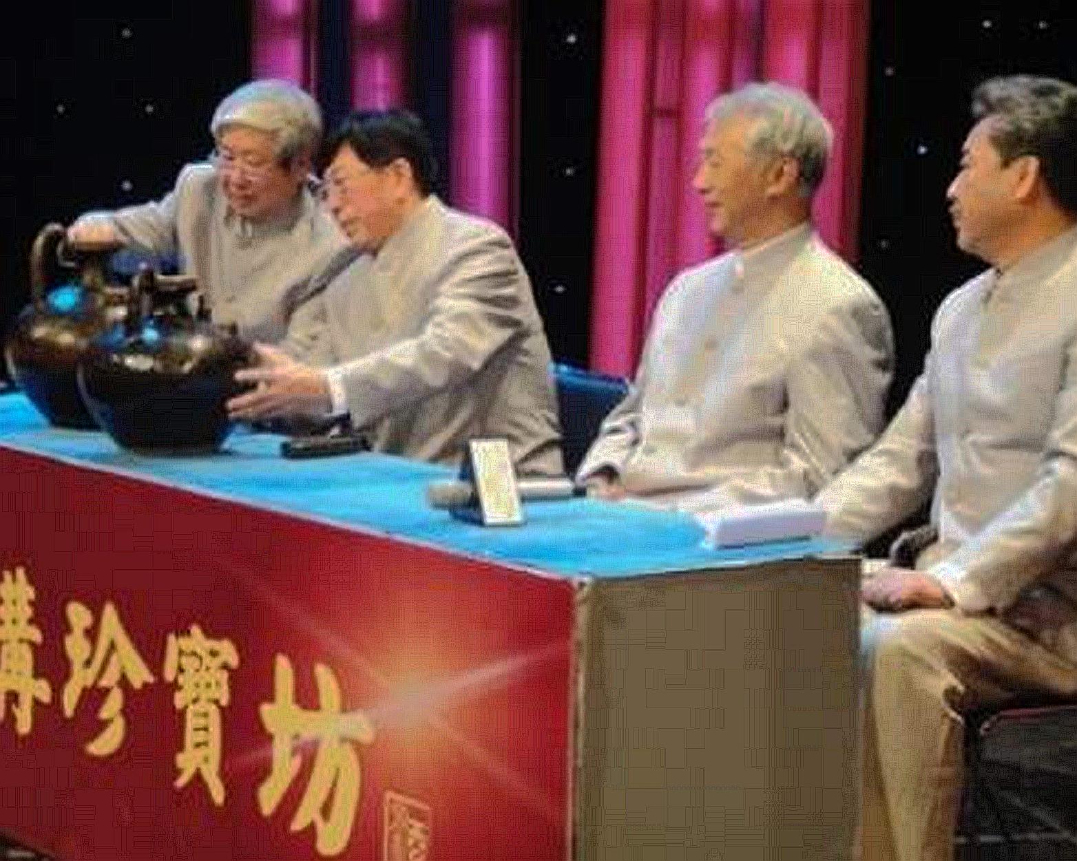 女子拿枕头鉴宝完整视频,大妈带5元买的玻璃杯去鉴宝