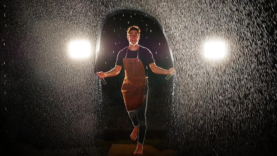 为了验证商场测体温是不是形式，油管博主把脑门捂到48度