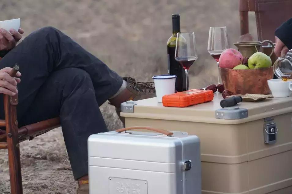 把泳池搬进沙漠，圈黄河做庭院，一个男人的西部世界，可以有多野